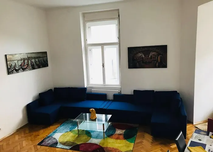 Lilian\'S Royal Apartment