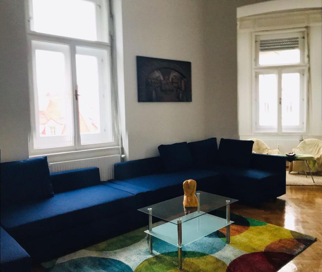 Lilian's Royal Apartment *