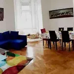 Lilian\'S Royal Apartment